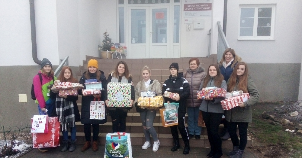 Dárky pro děti od studentů a pedagogů od nás