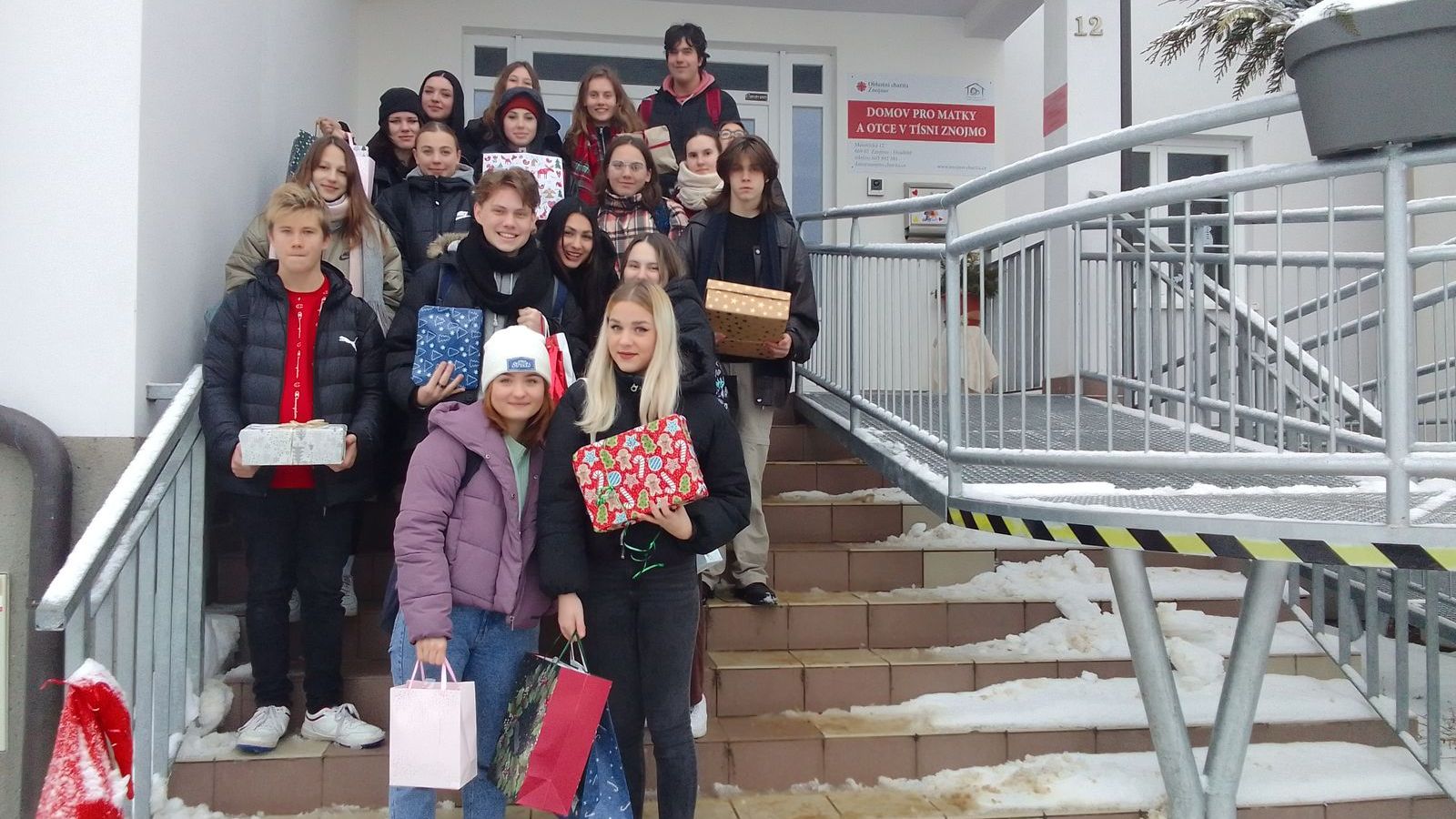 Dárky pro děti z Domova pro matky a otce v tísni na Hradišti