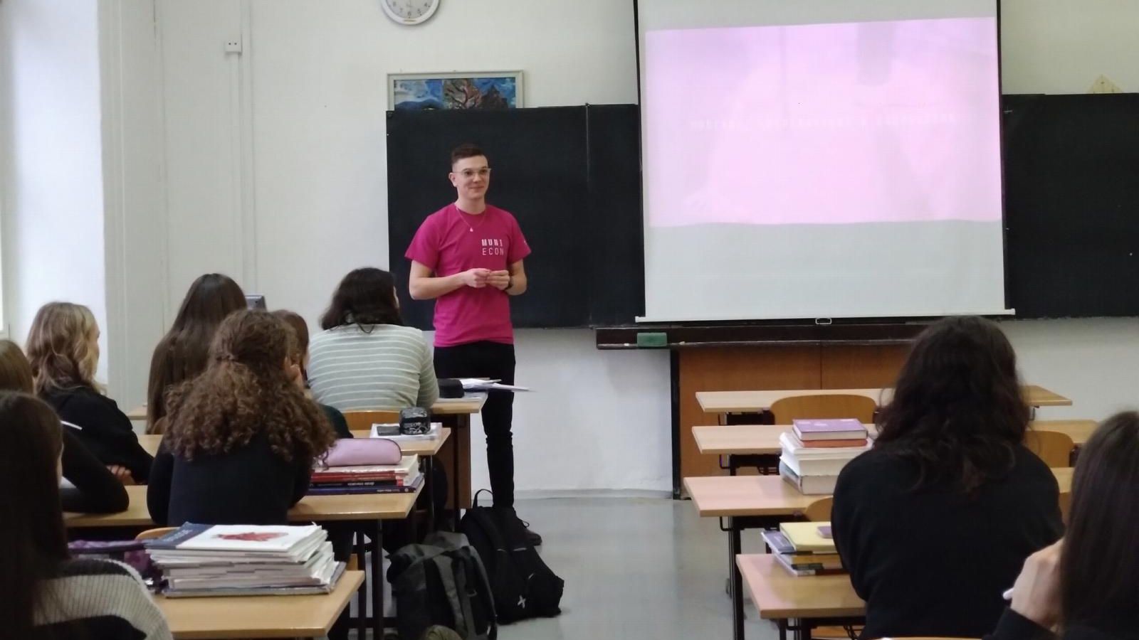 ECON MUNI ze všech stran